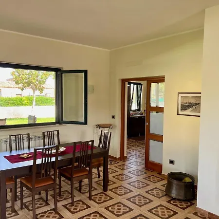 Lucia, Siracusa Villa Syracuse